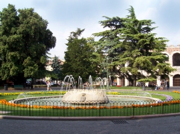 PIAZZA BRA | fontana Delle Alpi |