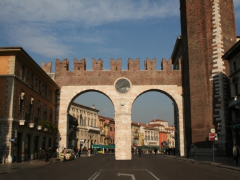 PIAZZA BRA | portoni della Bra |