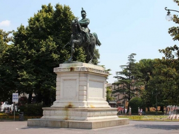 PIAZZA BRA | statua Vittorio Emanuele II |