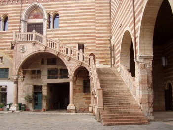 PIAZZA DEI SIGNORI | scala della ragione |