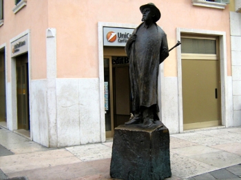 BERTO BARBARANI statua in Piazza Erbe