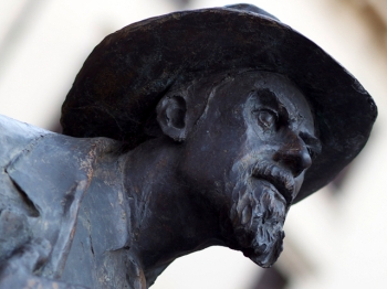 BERTO BARBARANI statua in Piazza Erbe